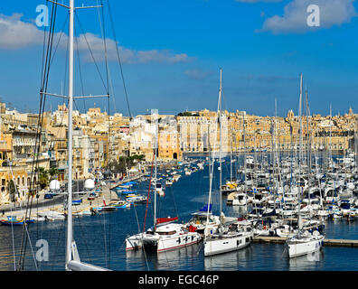 Bateaux amarrés dans la marina Vittorioso, vue en direction de La Valette, Vittoriosa, Birgu, Malte Banque D'Images