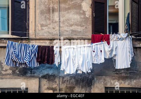 Le séchage sur une corde à linge dans le quartier de Trastevere de Rome Banque D'Images