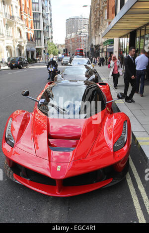 Super voitures garées à l'extérieur de l'hôtel BVLGARI à Londres get tickets de parking. Doté d''atmosphère : où : London, Royaume-Uni Quand : 20 août 2014 Banque D'Images