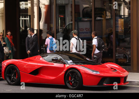 Super voitures garées à l'extérieur de l'hôtel BVLGARI à Londres get tickets de parking. Comprend : Ferrari Où : London, Royaume-Uni Quand : 20 août 2014 Banque D'Images