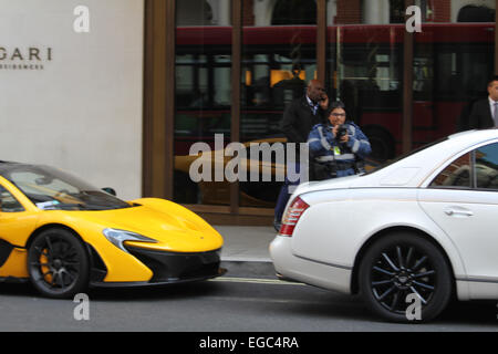 Super voitures garées à l'extérieur de l'hôtel BVLGARI à Londres get tickets de parking. Comprend : McLaren Où : London, Royaume-Uni Quand : 20 août 2014 Banque D'Images