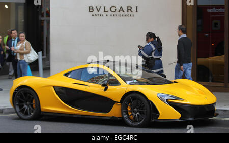 Super voitures garées à l'extérieur de l'hôtel BVLGARI à Londres get tickets de parking. Comprend : McLaren Où : London, Royaume-Uni Quand : 20 août 2014 Banque D'Images