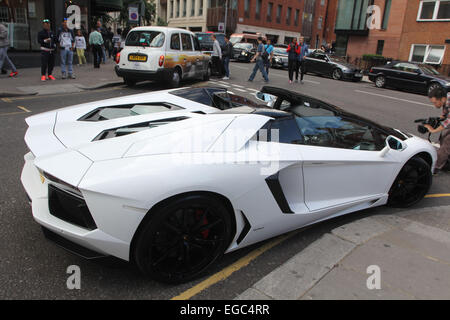 Super voitures garées à l'extérieur de l'hôtel BVLGARI à Londres get tickets de parking. Avec : Lamborghini Où : London, Royaume-Uni Quand : 20 août 2014 Banque D'Images