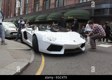 Super voitures garées à l'extérieur de l'hôtel BVLGARI à Londres get tickets de parking. Avec : Lamborghini Où : London, Royaume-Uni Quand : 20 août 2014 Banque D'Images