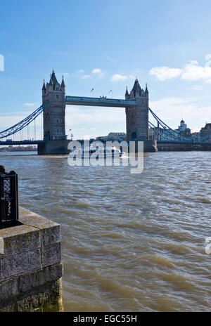 Tower Bridge construit 1886-1894 est un pont suspendu et basculant combiné avec des allées en Londres qui traverse la Tamise. Banque D'Images