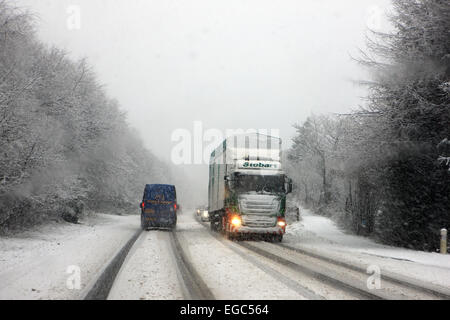 Luss, Ecosse, Royaume-Uni. Feb 22, 2015. Camions et voitures conduisez prudemment sur la neige et la glace A82 entre Luss et Ardlui. Credit : PictureScotland/Alamy Live News Banque D'Images