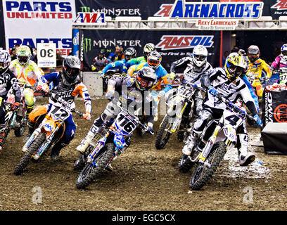 Tampa, Floride, USA. 22 Février, 2015. Riders viennent autour du premier virage à l'Arenacross AMSOIL Arena Amalie à Tampa en Floride. Credit : csm/Alamy Live News Banque D'Images