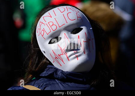 Une femme portant un masque dans la défense de la santé publique au cours d'une manifestation à Madrid. 22, 10 févr. 2015. L'Espagne. Credit : Marcos del Mazo/Alamy Live News Banque D'Images