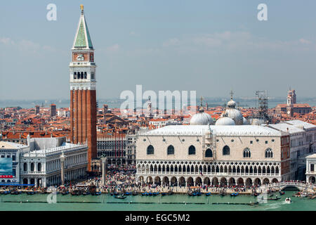 Le Campanile de Saint Marc et du Palais des Doges, Venise, Italie Banque D'Images