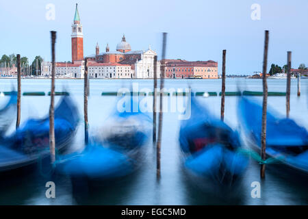 Les gondoles et San Giorgio Maggiore, à Venise, Italie Banque D'Images