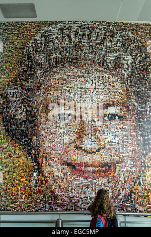 La Reine, de l'Art par Helen Marchall, 5500 photos d'une mosaïque de célébrer le Jubilé de diamant de Sa Majesté , l'aéroport de Gatwick, Londo Banque D'Images