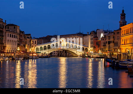 Pont du Rialto, le Grand Canal, Venise, Italie Banque D'Images