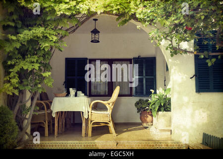 Vintage photo d'une terrasse entourée de fleurs Banque D'Images