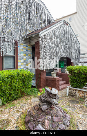 La canette de bière maison, d'un folk art création par Jean Milkovisch 222, rue Malone, riz, militaire, Houston, Texas, USA. Rare propriété / Propriétés. Banque D'Images