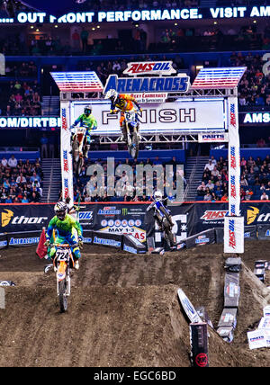 Tampa, Floride, USA. 22 Février, 2015. Riders venant sur les sauts lors de l'Arenacross AMSOIL Arena Amalie à Tampa en Floride. Credit : csm/Alamy Live News Banque D'Images