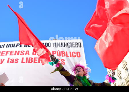 Femme en costume lors d'une performance à la fin de la défense des services publics d'une manifestation à Madrid. 22, 10 févr. 2015. L'Espagne. Credit : Marcos del Mazo/Alamy Live News Banque D'Images