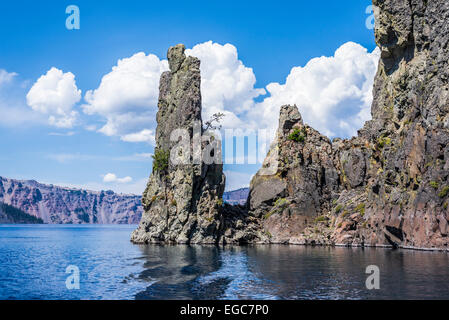 Vue sur le bateau fantôme rock formation à partir d'un bateau d'excursion. Crater Lake National Park, Oregon, United States. Banque D'Images