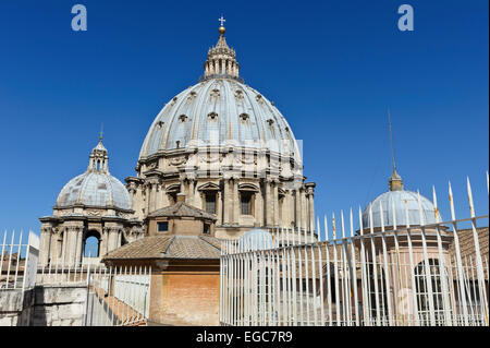 La célèbre cathédrale et de deux petits dômes sur le toit de la Basilique Saint-Pierre, Vatican, Rome. Banque D'Images