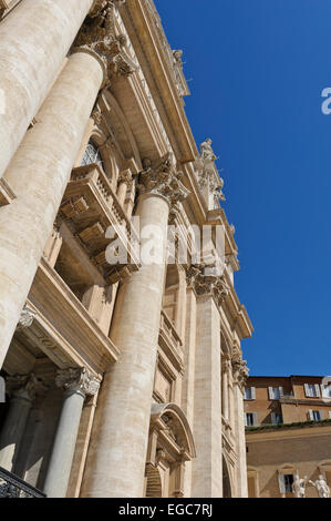 L'extérieur de la Basilique Saint Pierre avec d'énormes colonnes, Vatican, Rome, Italie. Banque D'Images