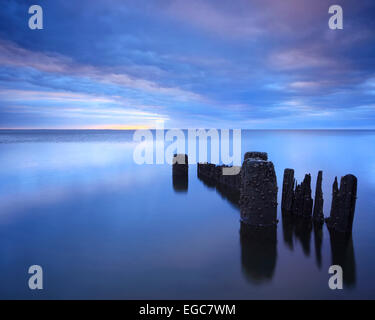 Subtil le lever du soleil sur la baie de Chesapeake, vu de North Beach, Maryland Banque D'Images