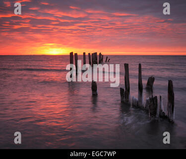 L'hiver le lever du soleil sur la baie de Chesapeake, vu de North Beach, Maryland Banque D'Images