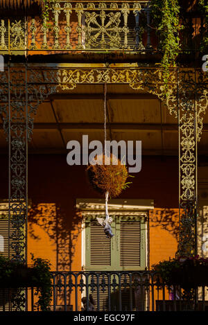 La dentelle de fer d'un balcon dans la rue Royale, La Nouvelle-Orléans Banque D'Images