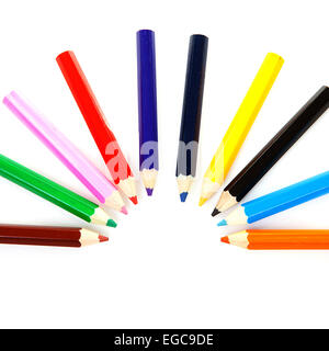 Crayons de couleur dans un cercle sur fond blanc Banque D'Images