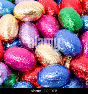 Fond d'oeufs de pâques en chocolat coloré closeup Banque D'Images