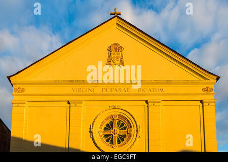 Église catholique Sainte-Marie d'or chaud à la lumière du soleil couchant, La Nouvelle-Orléans, Louisiane Banque D'Images