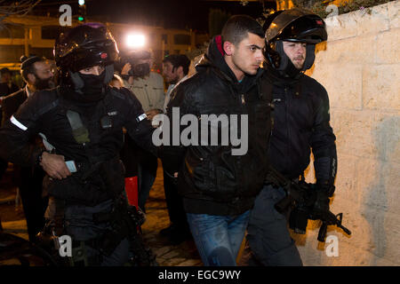 (150222) -- Jérusalem, le 22 février 2015 (Xinhua) -- Des policiers israéliens à l'arrestation d'un palestinien sur la scène où un poignard s'est produit à la place de Tzahal dans Jérusalem, le 22 février 2015. Un jeune Palestinien a poignardé un dimanche soir ultra-orthodoxes juifs à Jérusalem, et a été arrêté par le maire de la ville qui était présent sur les lieux, ont déclaré. La victime, un homme de 27 ans, juif modéré à soutenu les blessés légers dans son estomac, a déclaré un porte-parole avec les services d'urgence. (Xinhua/JINI) Banque D'Images