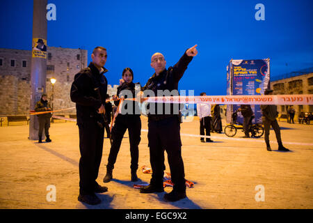 (150222) -- Jérusalem, le 22 février 2015 (Xinhua) -- la police israélienne de sécuriser les lieux où un poignard s'est produit à la place de Tzahal dans Jérusalem, le 22 février 2015. Un jeune Palestinien a poignardé un dimanche soir ultra-orthodoxes juifs à Jérusalem, et a été arrêté par le maire de la ville qui était présent sur les lieux, ont déclaré. La victime, un homme de 27 ans, juif modéré à soutenu les blessés légers dans son estomac, a déclaré un porte-parole avec les services d'urgence. (Xinhua/JINI) Banque D'Images