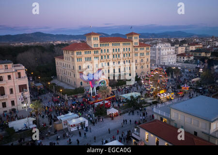 Viareggio, Italie. Feb 21, 2015. Vue aérienne de la promenade de Viareggio avec big carnival flotter pendant le défilé des 5 le carnaval de Viareggio en Italie. célèbre dans le monde entier, le carnaval est concentré sur flotteur satirique faite avec du papier. Credit : JBphotoeditorial/Alamy Live News Banque D'Images