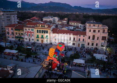 Viareggio, Italie. Feb 21, 2015. Vue aérienne de la promenade de Viareggio avec big carnival flotter pendant le défilé des 5 le carnaval de Viareggio en Italie. célèbre dans le monde entier, le carnaval est concentré sur flotteur satirique faite avec du papier. Credit : JBphotoeditorial/Alamy Live News Banque D'Images