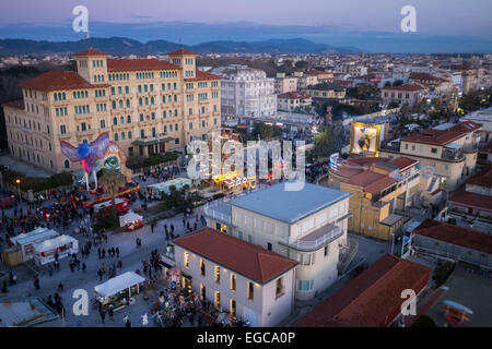 Viareggio, Italie. Feb 21, 2015. Vue aérienne de la promenade de Viareggio avec big carnival flotter pendant le défilé des 5 le carnaval de Viareggio en Italie. célèbre dans le monde entier, le carnaval est concentré sur flotteur satirique faite avec du papier. Credit : JBphotoeditorial/Alamy Live News Banque D'Images