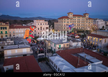 Viareggio, Italie. Feb 21, 2015. Vue aérienne de la promenade de Viareggio avec big carnival flotter pendant le défilé des 5 le carnaval de Viareggio en Italie. célèbre dans le monde entier, le carnaval est concentré sur flotteur satirique faite avec du papier. Credit : JBphotoeditorial/Alamy Live News Banque D'Images