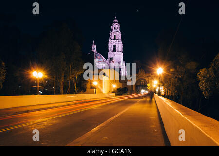 Le pont Cabrillo et San Diego Musée de l'homme dans la nuit, dans le Balboa Park, San Diego, Californie. Banque D'Images