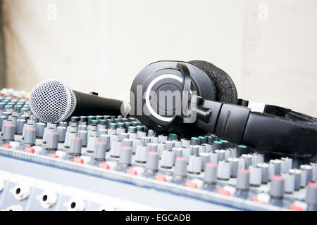 Microphone et casque sur une console prête pour les concerts Banque D'Images