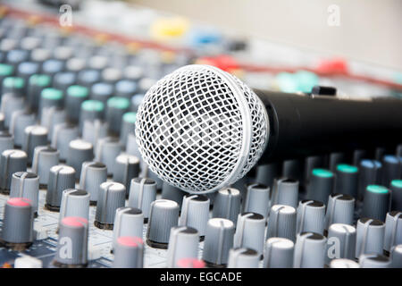 Microphone sur une console prête pour les concerts Banque D'Images