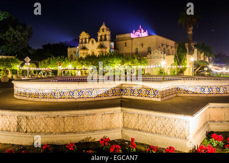 Le Mingei International Museum de nuit, dans le Balboa Park, San Diego, Californie. Banque D'Images