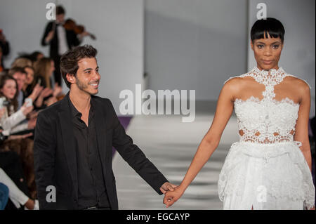 Londres, Royaume-Uni, 21 février 2015. Le concepteur et le modèle à la Sebastian London SS15 collection au Grand Connaught Rooms durant la Semaine de la mode de Londres est hors Horaire Spectacle. Crédit : Stephen Chung/Alamy Live News Banque D'Images