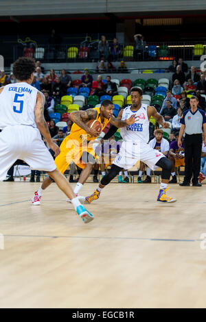 Londres, Royaume-Uni. Feb 22, 2015. Les Lions de l'avant a appelé Sullivan attaques dans la BBL Championship match contre Surrey United à l'Arène de cuivre dans le parc olympique. Les Lions Londres gagner 104-65. Banque D'Images