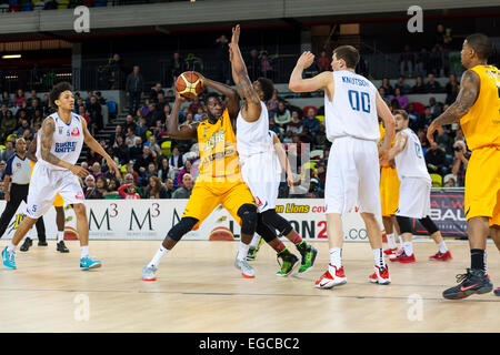 Londres, Royaume-Uni. Feb 22, 2015. Ikhinmwin Lions dvd Joe passe le ballon de l'avant lors de la BBL Championship match contre Surrey United à l'Arène de cuivre dans le parc olympique. Les Lions Londres gagner 104-65 Banque D'Images