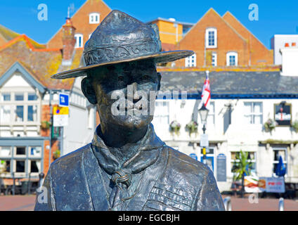 Statue de Lord Baden-Powell sur le quai à Poole, Dorset, Angleterre, Royaume-Uni Banque D'Images