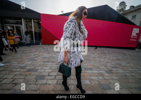 Londres, Royaume-Uni. 22 Février, 2015. Pour cinq jours chaque année le monde de la mode se tourne vers la capitale de la Grande-Bretagne pour la Semaine de la mode de Londres du 20 au 24 février, les étoiles et les fashionistas du monde entier affluent pour voir les dernières tendances. Credit : Subvention Vélaires/ZUMA/ZUMAPRESS.com/Alamy fil Live News Banque D'Images