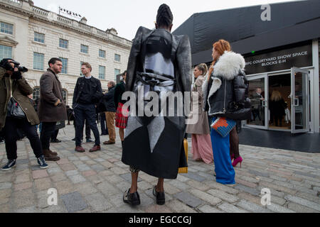 Londres, Royaume-Uni. 22 Février, 2015. Pour cinq jours chaque année le monde de la mode se tourne vers la capitale de la Grande-Bretagne pour la Semaine de la mode de Londres du 20 au 24 février, les étoiles et les fashionistas du monde entier affluent pour voir les dernières tendances. Credit : Subvention Vélaires/ZUMA/ZUMAPRESS.com/Alamy fil Live News Banque D'Images