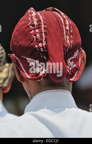 Un blangkon belangkon ou (indonésien) est un couvre-chef traditionnel javanais portés par les hommes et faits de tissu batik Banque D'Images