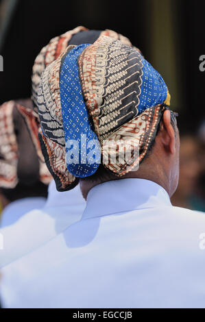 Un blangkon belangkon ou (indonésien) est un couvre-chef traditionnel javanais portés par les hommes et faits de tissu batik Banque D'Images