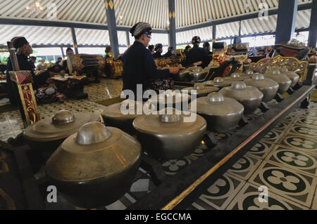 Un gamelan est un ensemble de musique traditionnelle d'Indonésie, généralement dans les îles de Java et Bali Banque D'Images