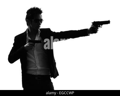 Un homme armé d'Asie en silhouette tueur isolé sur fond blanc Banque D'Images