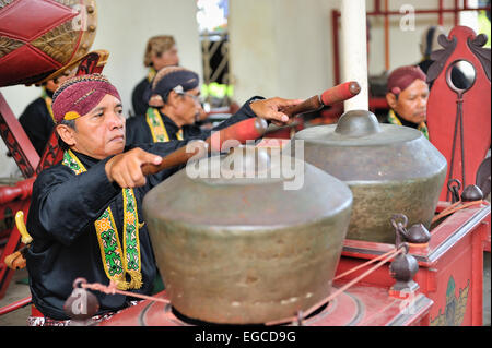 Un gamelan est un ensemble de musique traditionnelle d'Indonésie, généralement dans les îles de Java et Bali Banque D'Images